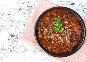 Heartwarming Slow-Cooker Beef Chili With Quinoa In A Black Bowl