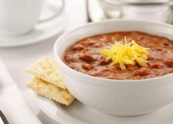 Quick And Easy Homemade Chili Served With Crackers