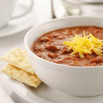Quick and Easy Homemade Chili Served With Crackers