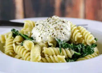 Easy Six-Ingredient Fusilli Chicken And Spinach Recipe